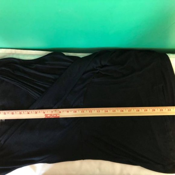 Love Blind Ladies Black Sleeveless Shell with Plunging Neckline Size medium - Picture 5 of 7